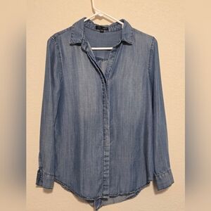 Aqua Long Sleeve Chambray Button-Back Top Women's Small